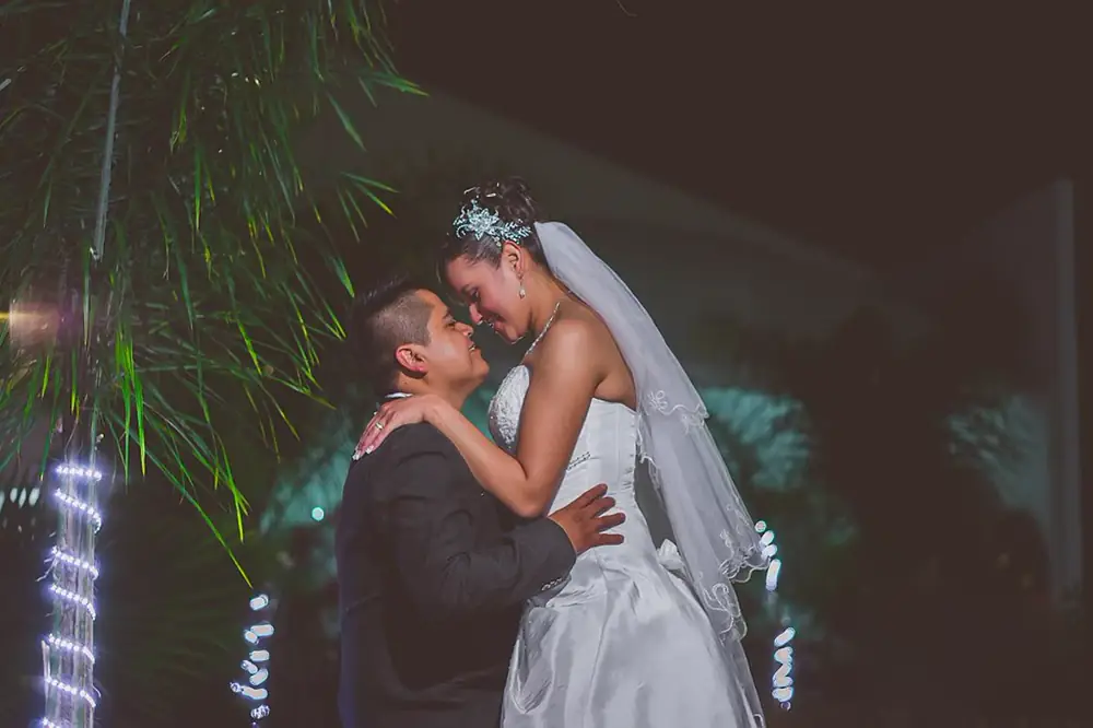 Los novios se besan al final de la ceremonia, de noche